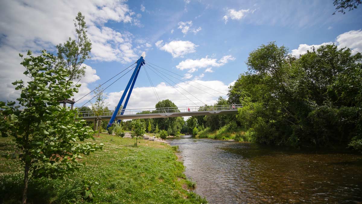 Die Pappelstiegbrücke über die Gera in Erfurt bietet viele Grünflächen.