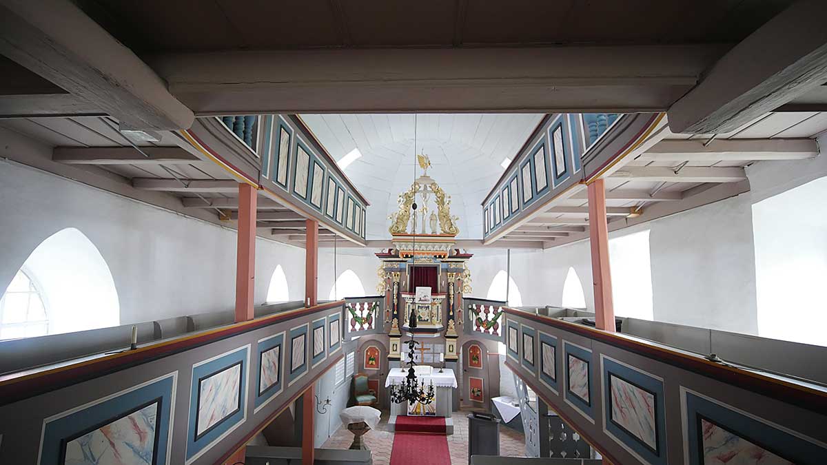 Ein Blick von der Empore in den Altarraum der Kirche in Töttleben