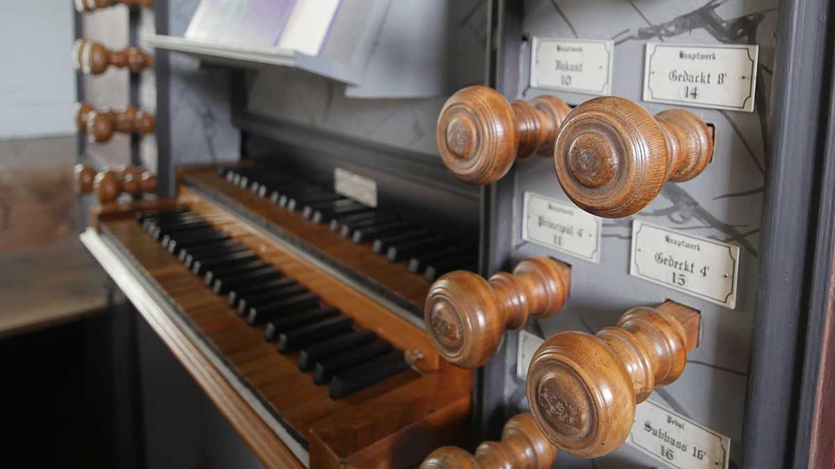 Registerzüge der Orgel in der Dorfkirche St. Anna in Töttleben, einem Ortsteil der Landeshauptstadt Erfurt.