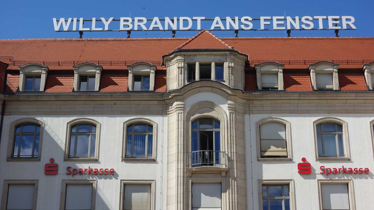 Schriftzug Willy Brandt ans Fenster Bahnhofsvorplatz Erfurt.