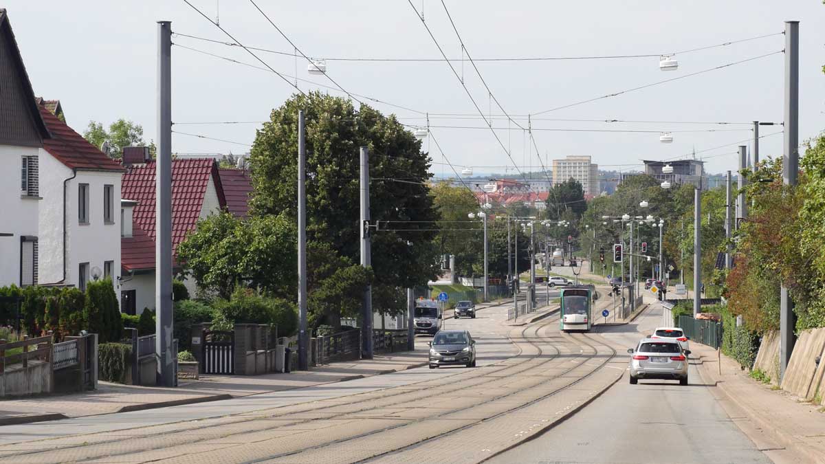 Blick Leipziger Straße Erfurt zum Zentrum von Erfurt mit Straßenbahn.