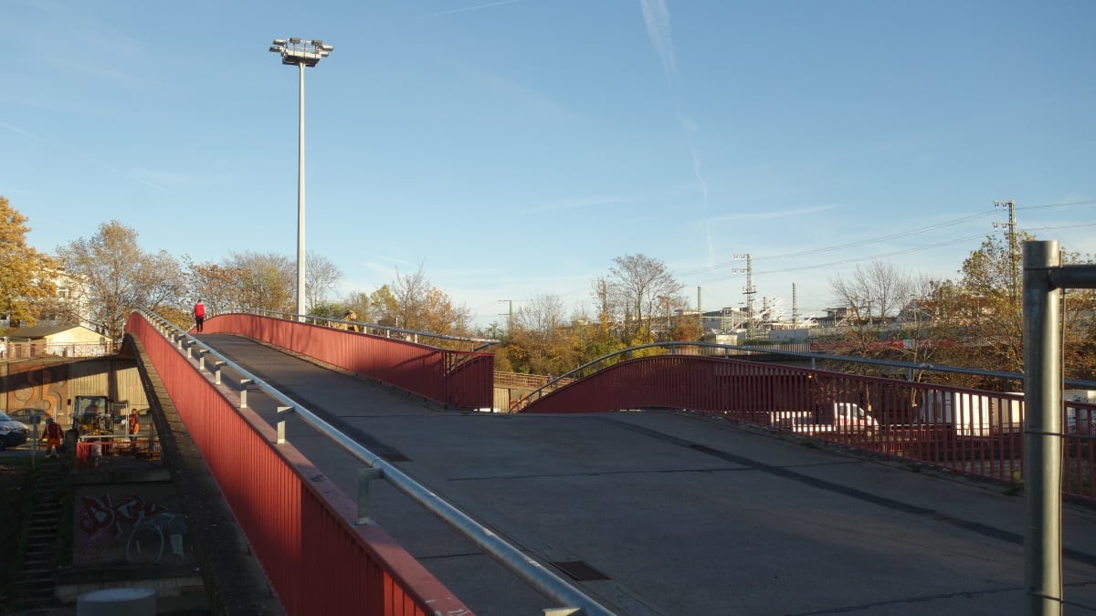 Die Fußgängerbrücke am Schmidtstedter Knoten kurz vor dem Abriss im November 2020.