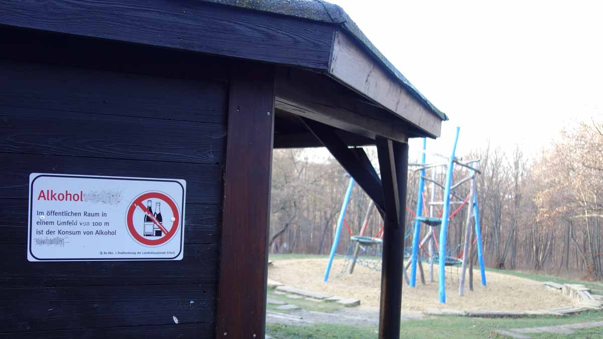 Am Spielplatz im Steiger Erfurt weißt ein Schild auf das Verbot von Alkoholkonsum hin