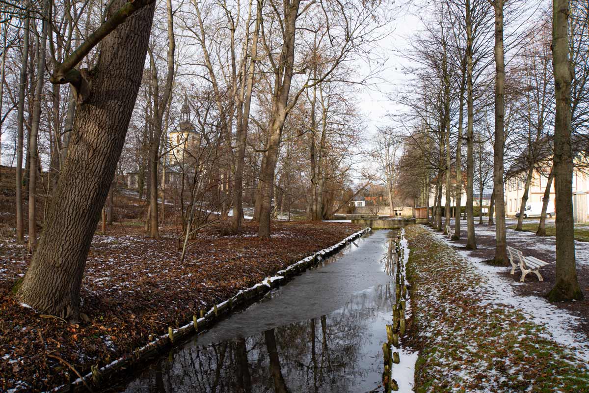 geschwungene Wege statt Symmetrie kennzeichen die Wegeführung im Park von Molsdorf