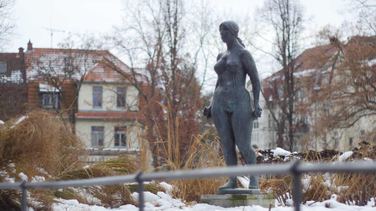Frauenskulptur im Stadtpark Erfurt