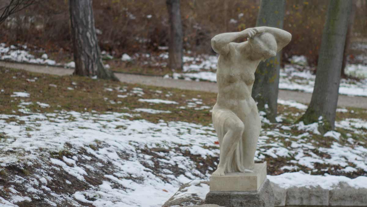 Kopie der Brunnenfigur "Die Badende" des Bildhauers Arthur Lewin-Funcke von 1908. 