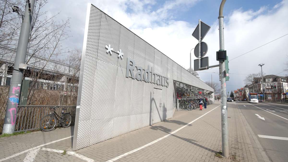 Radhaus an der Bahnhof-Südseite in Erfurt mit Strassenbahn