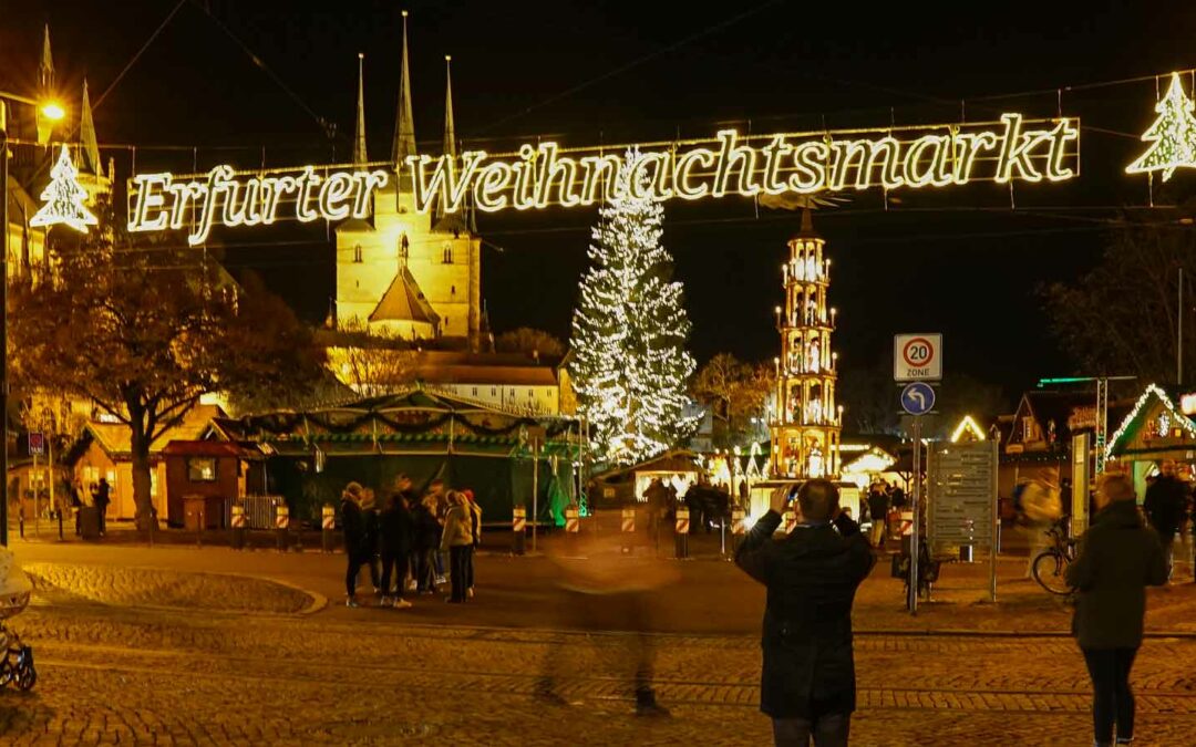 Weihnachtsmarkt Erfurt . Blick auf den Markrt mit der Silhouette des Domes