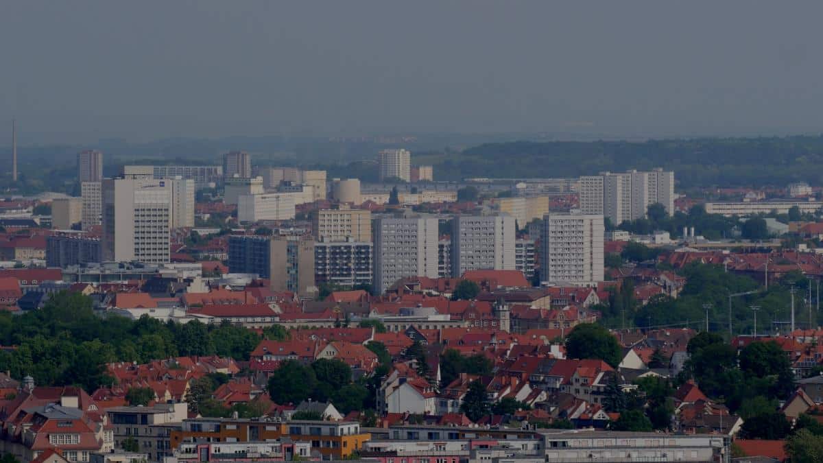 Blick auf die Skyline Erfurt vom Aussichtspunkt Tannenwäldchen