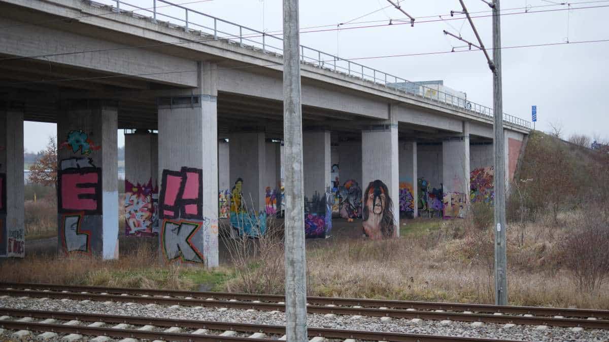 Unter einer Autobahnbrücke der A71 befindet sich eine Graffitigalerie