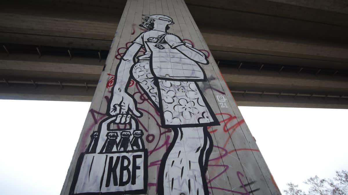 Graffiti Erfurt Mann mit Bier unter der Autobahn 71