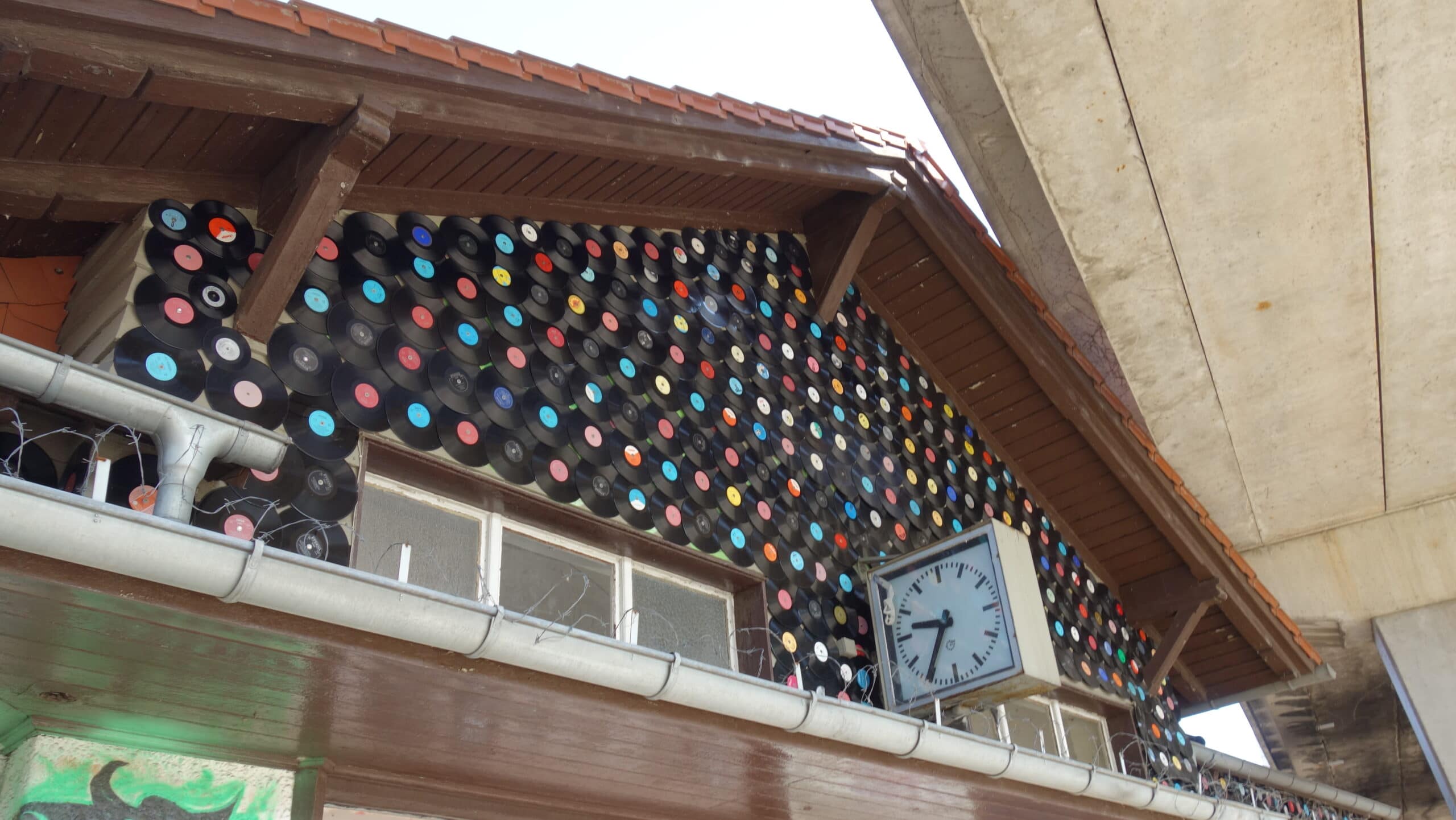 Die Fassade vom Nordbahnhof Erfurt mit Schallplatten verziert.