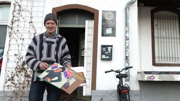 Schallplatten im und am Laden- der Woodstock Recordstore am Nordbahnhof Erfurt