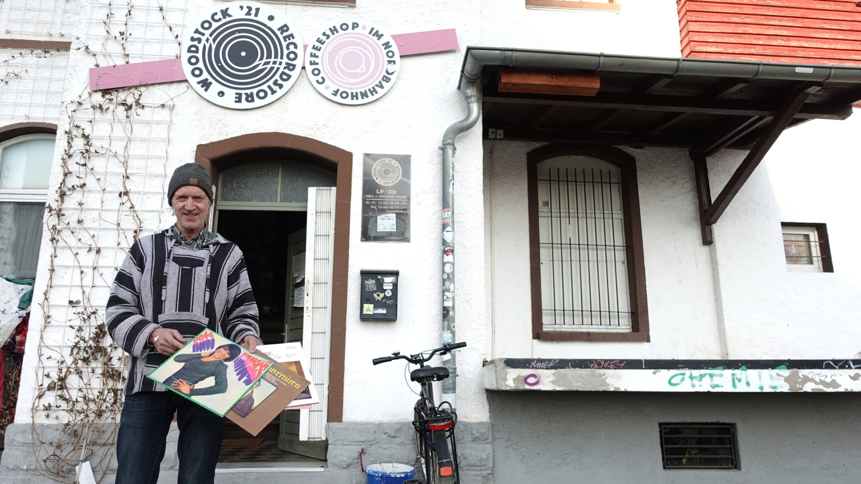 Joschi Korte mit gebrauchten Schallplatten vor seinem Woodstock Record Store in Erfurt Ilversgehofen