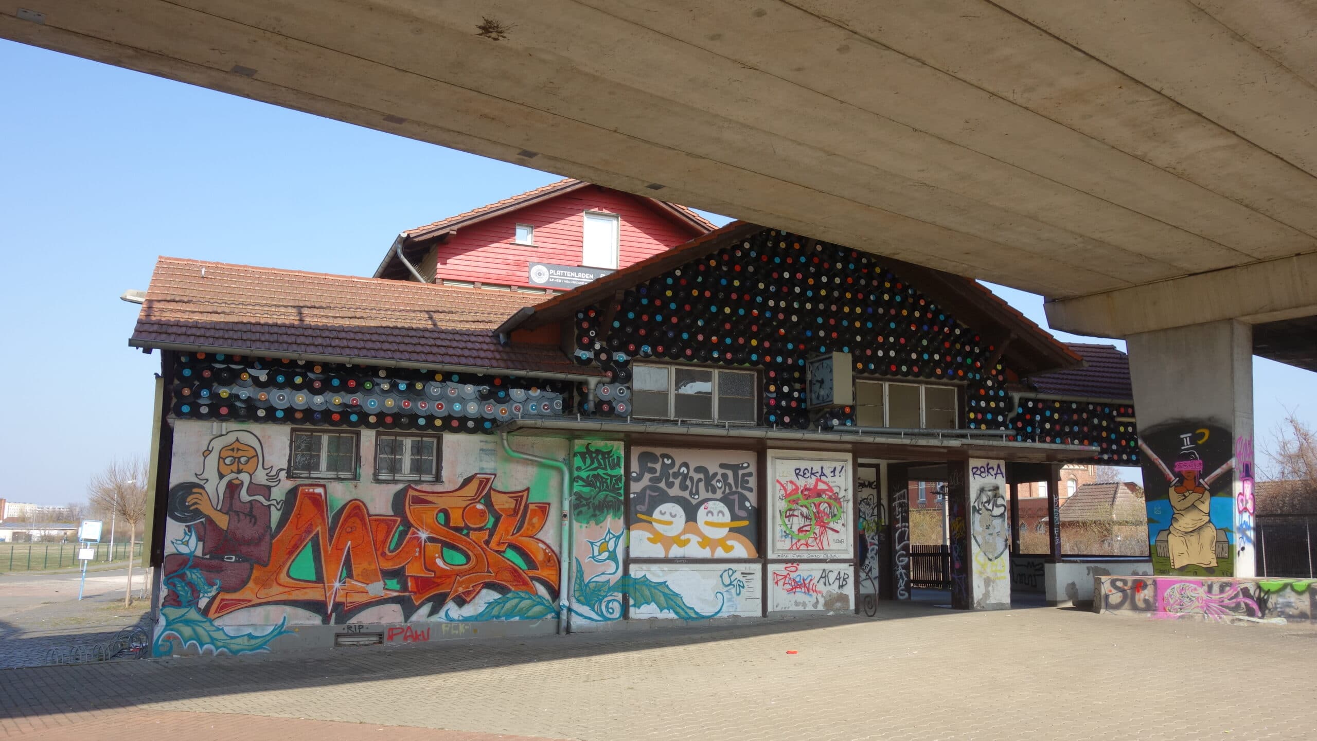 Die Ostseite des Erfurter Nordbahnhofs eignet sich gut für das Aufhängen von Schallplatten