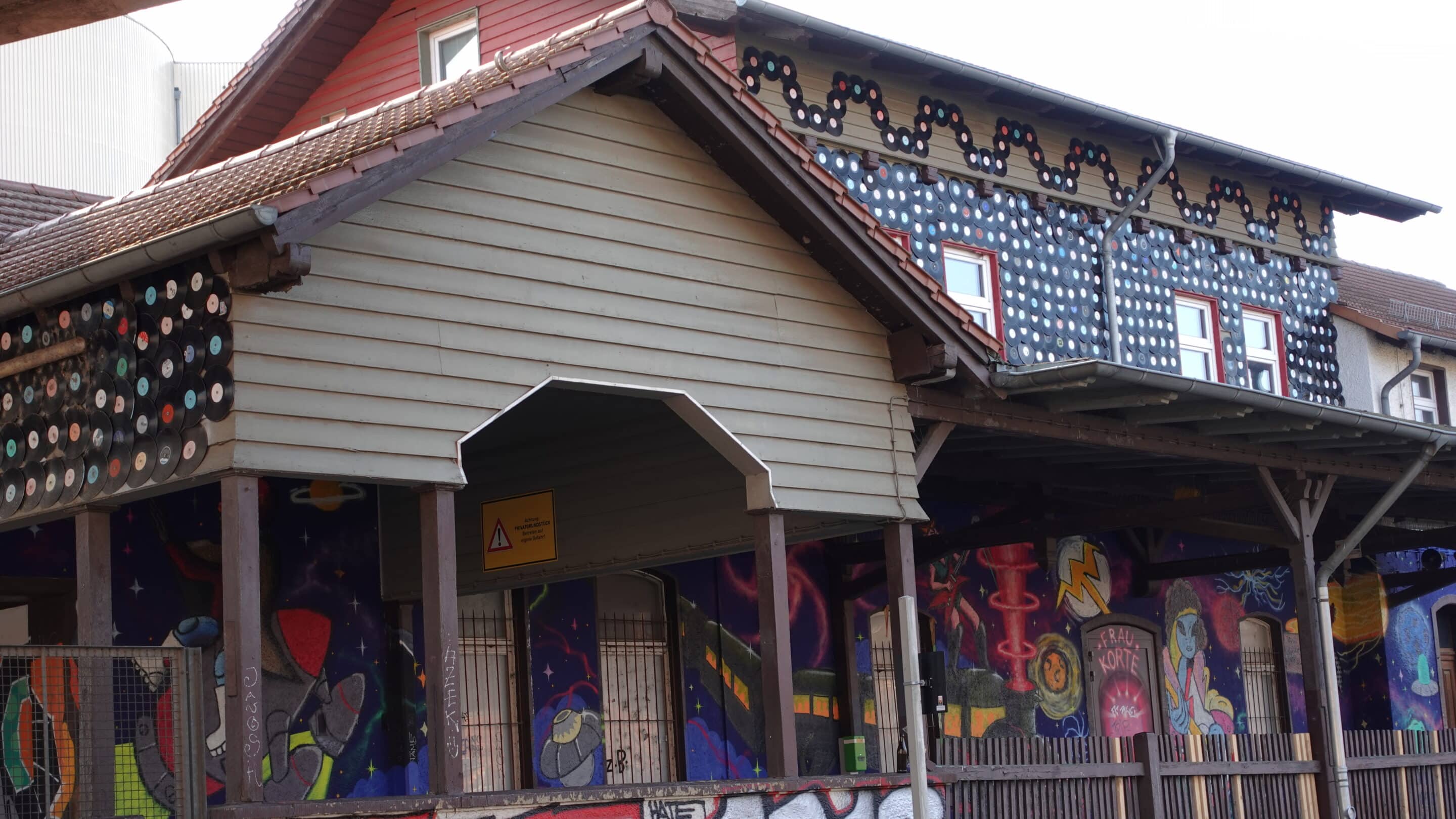 Die Nordseite des Nordbahnhofs Erfurt mit Schallplattenfassade und Graffiti.