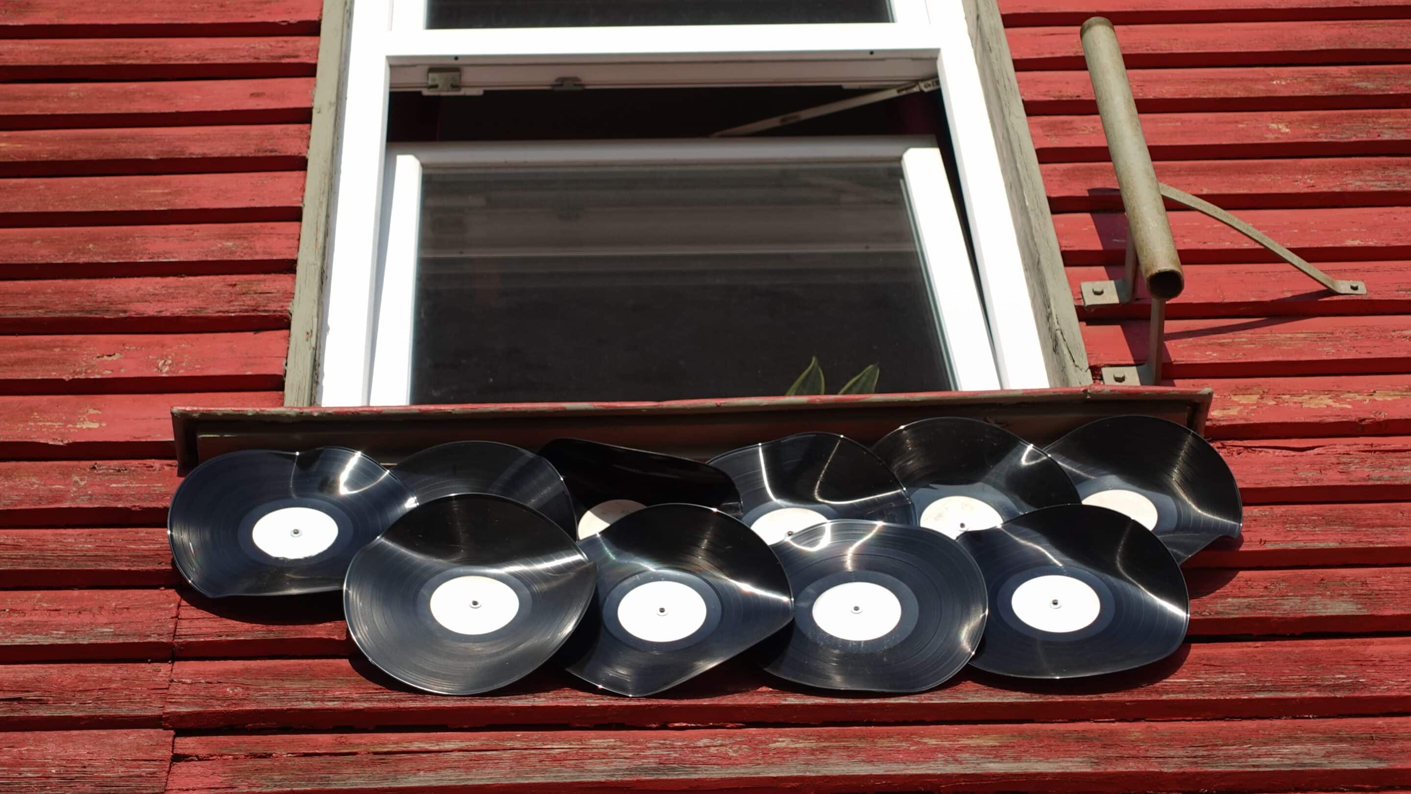 Von der Sonne deformierte Schallplatten an der Südseite des Nordbahnhofs Erfurt