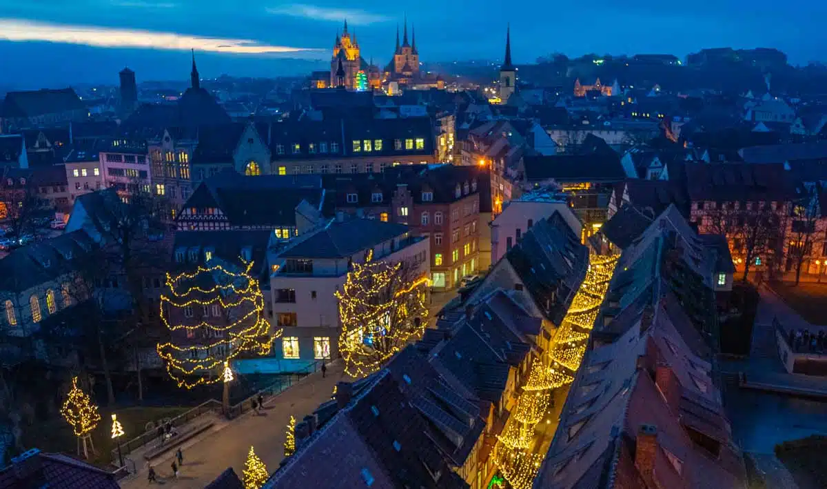 Blick über die weihnachtlich beleuchtete Altstadt von Erfurt