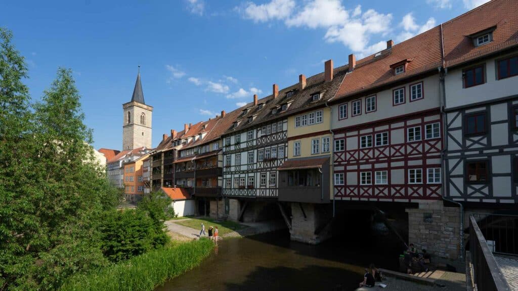 Fachwerkhäuser der Krämerbrücke in Erfurt mit Ägidienturm und Gera, Blick von Norden