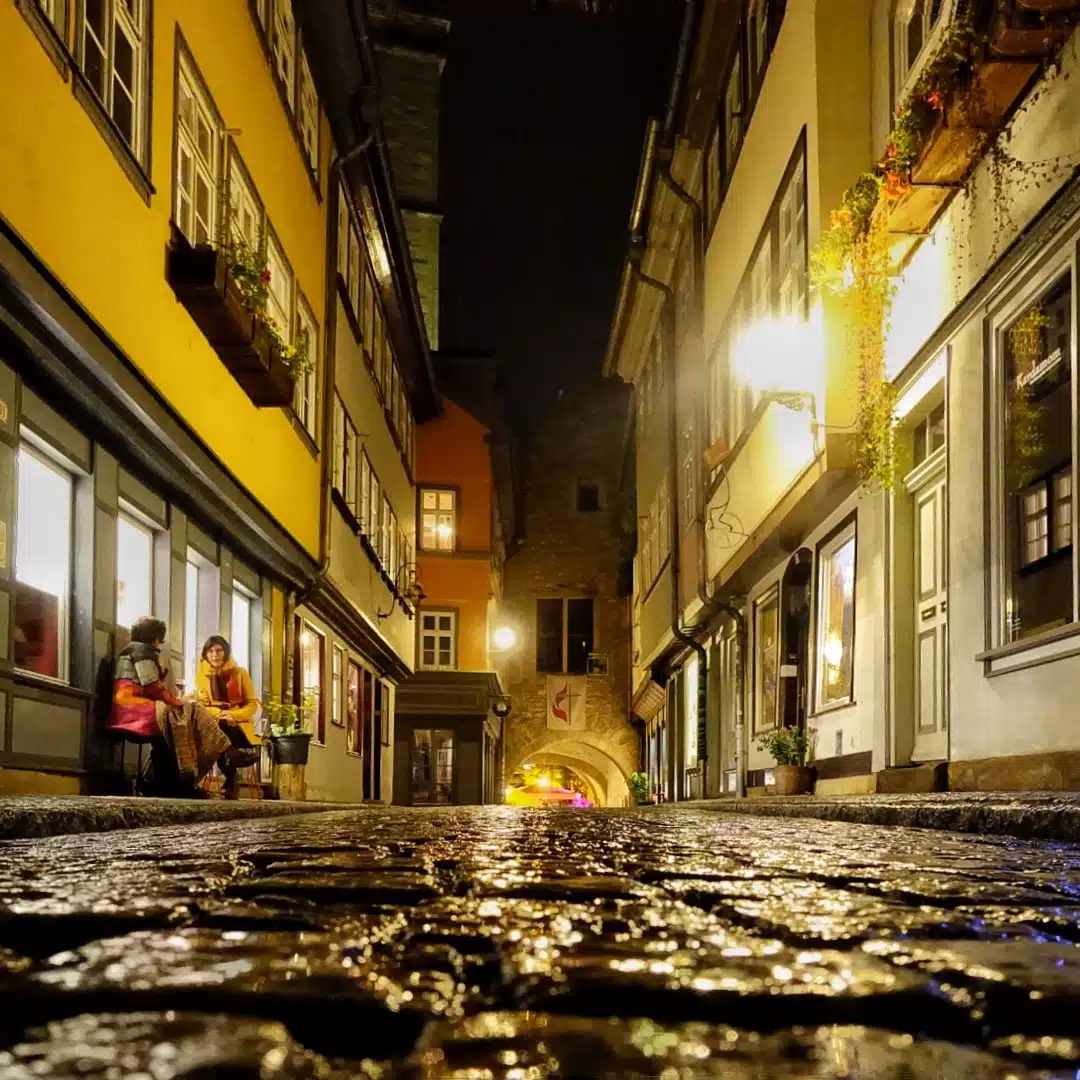 Nachtschwärmer auf der fast leeren Brücke