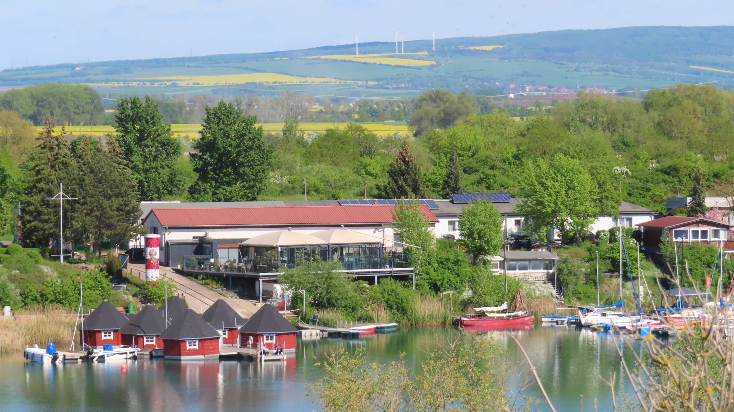 Alperstedter See bei Erfurt Ostufer mit Gaststätten und Hafen Das Ostufer des Alperstedter Sees bei Erfurt mit Gaststätten und Hafen.
