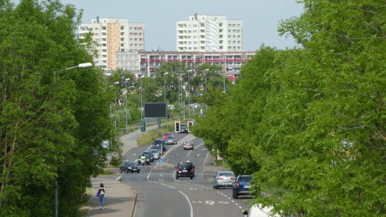 Das Erfurt-Magazin 14 Das Erfurt-Magazin Fahrradfahrer stürzt und verletzt sich