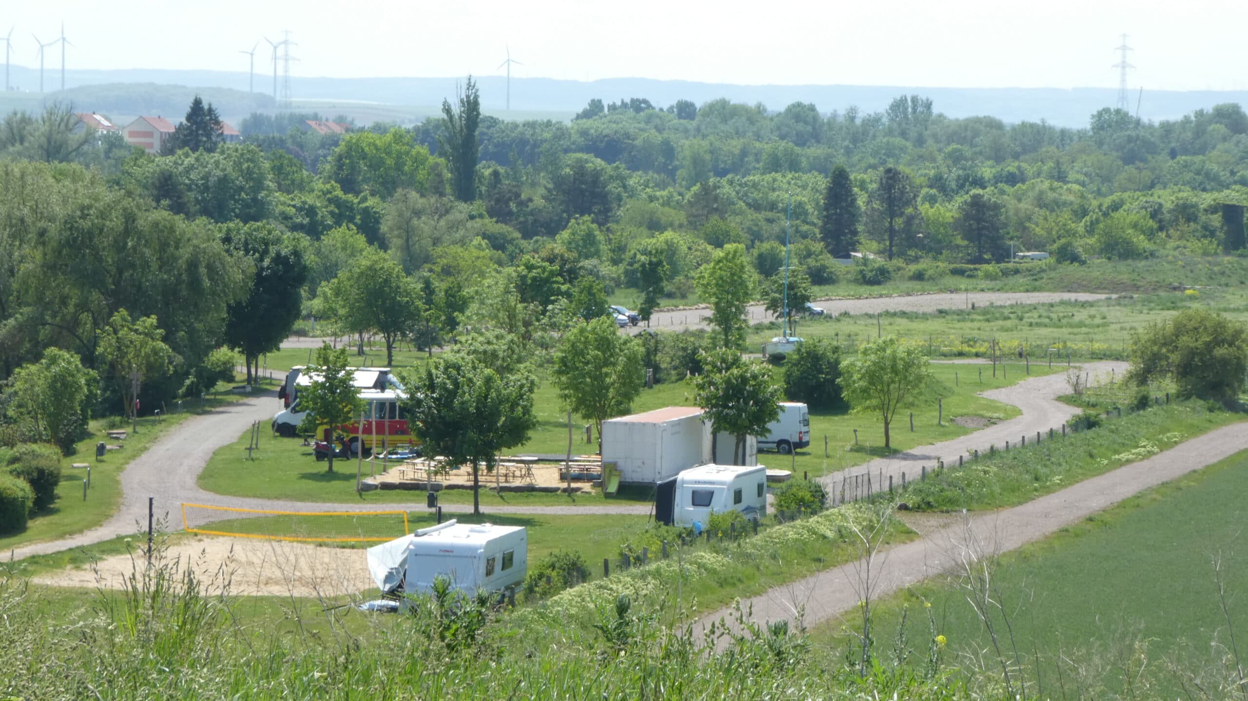 Blick auf den Campingplatz Thürkies am Alperstedter See bei Erfurt