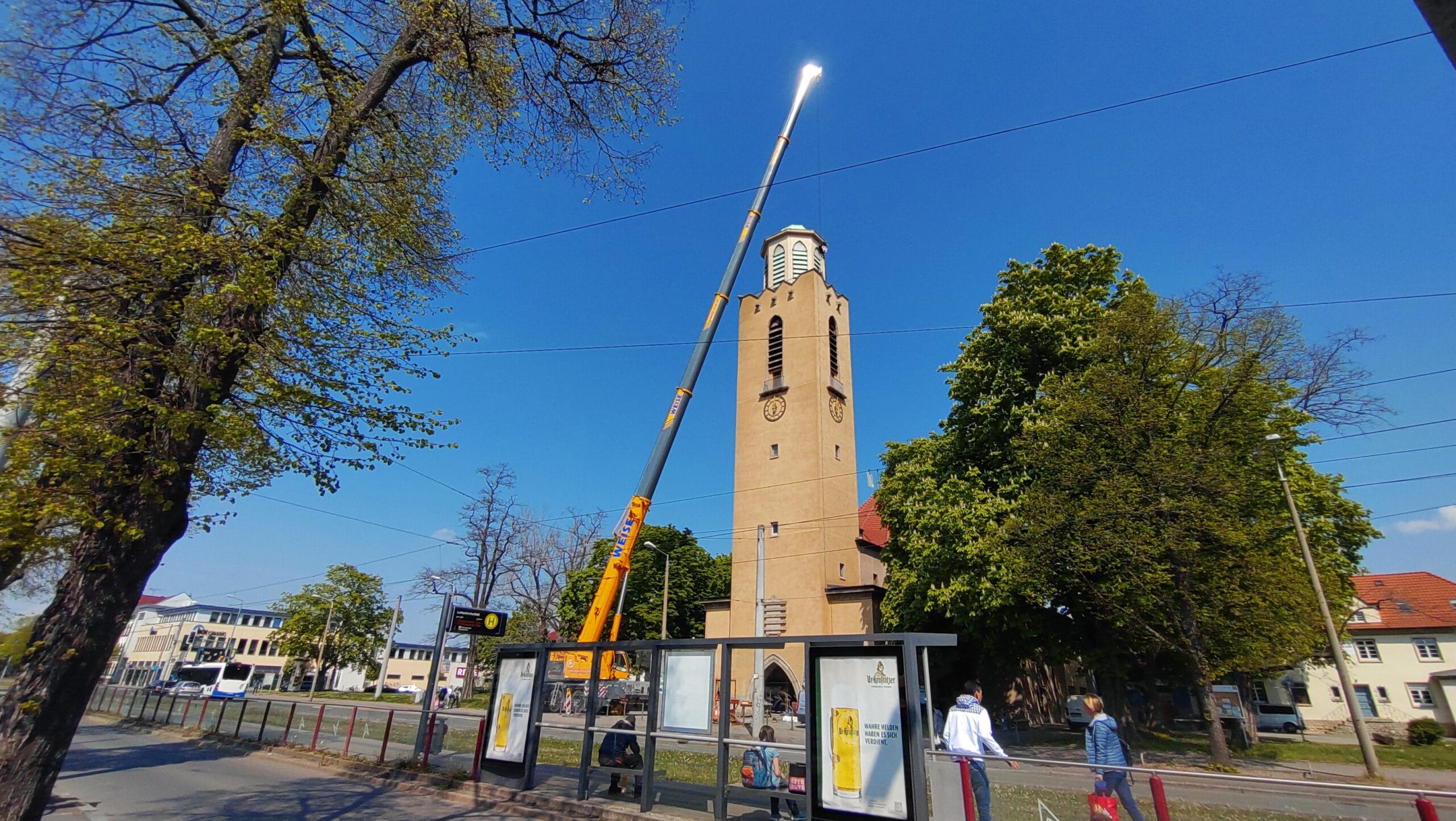 Ein Kran vor der Lutherkirche Erfurt. Er dient zur Montage des Turmkreuzes