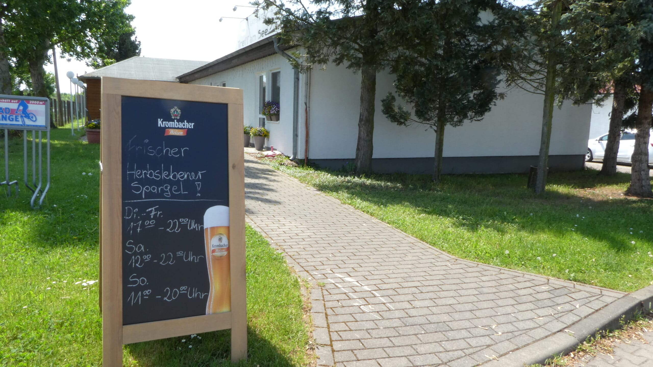 Eine Tafel zeigt das Tagesangebot einer Gaststätte am Alperstedter See bei Erfurt