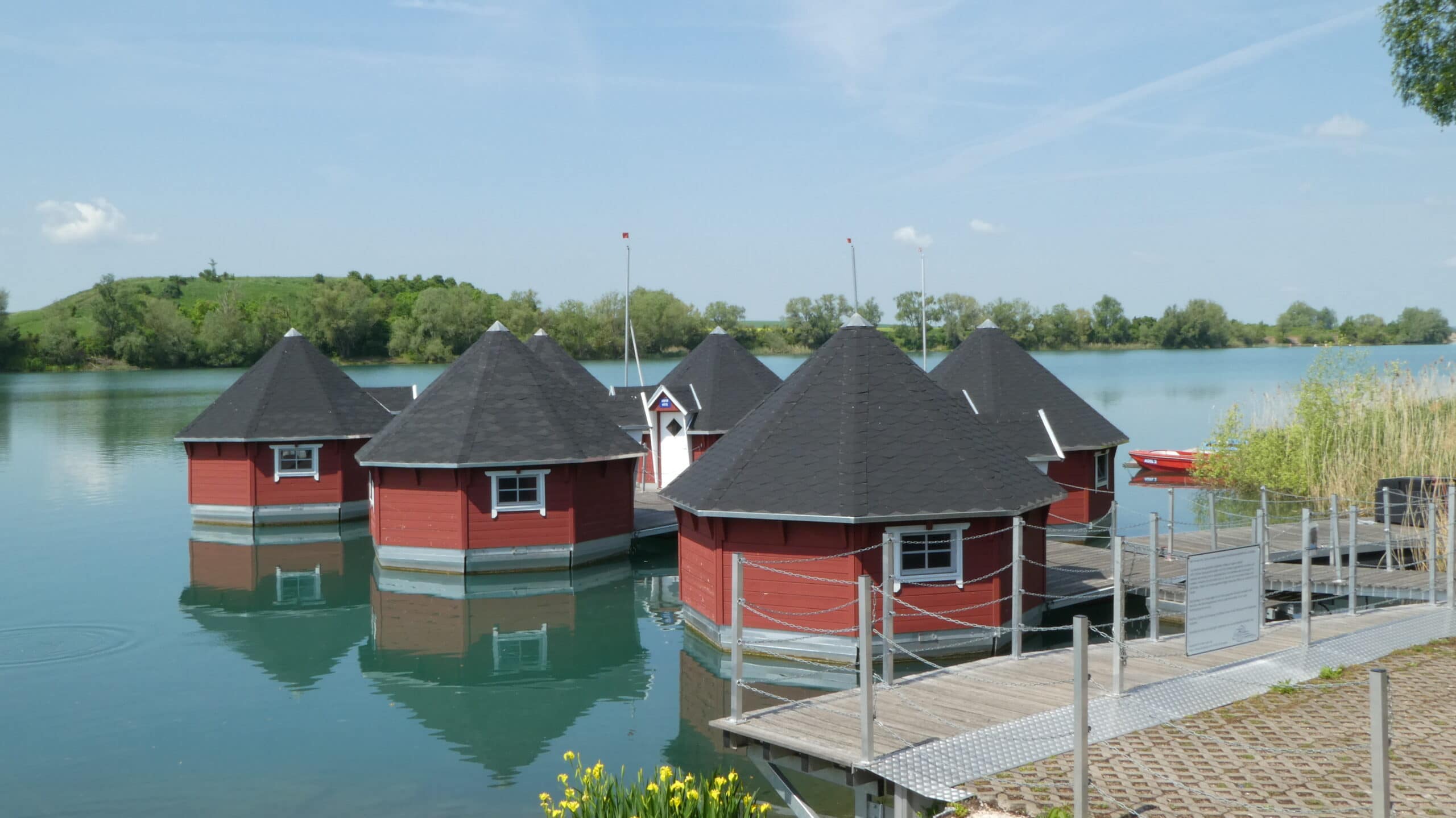 Am Alperstedter See bei Erfurt gibt es die Schwimmende Hütten zum Übernachten