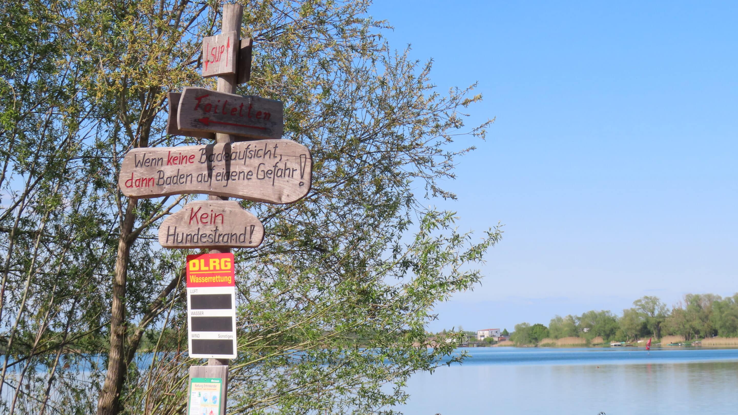Strand Alperstedter See mit Wegweiser Der Strand am Campingplatz Thürkies am Alperstedter See bei Erfurt mit Wegweiser