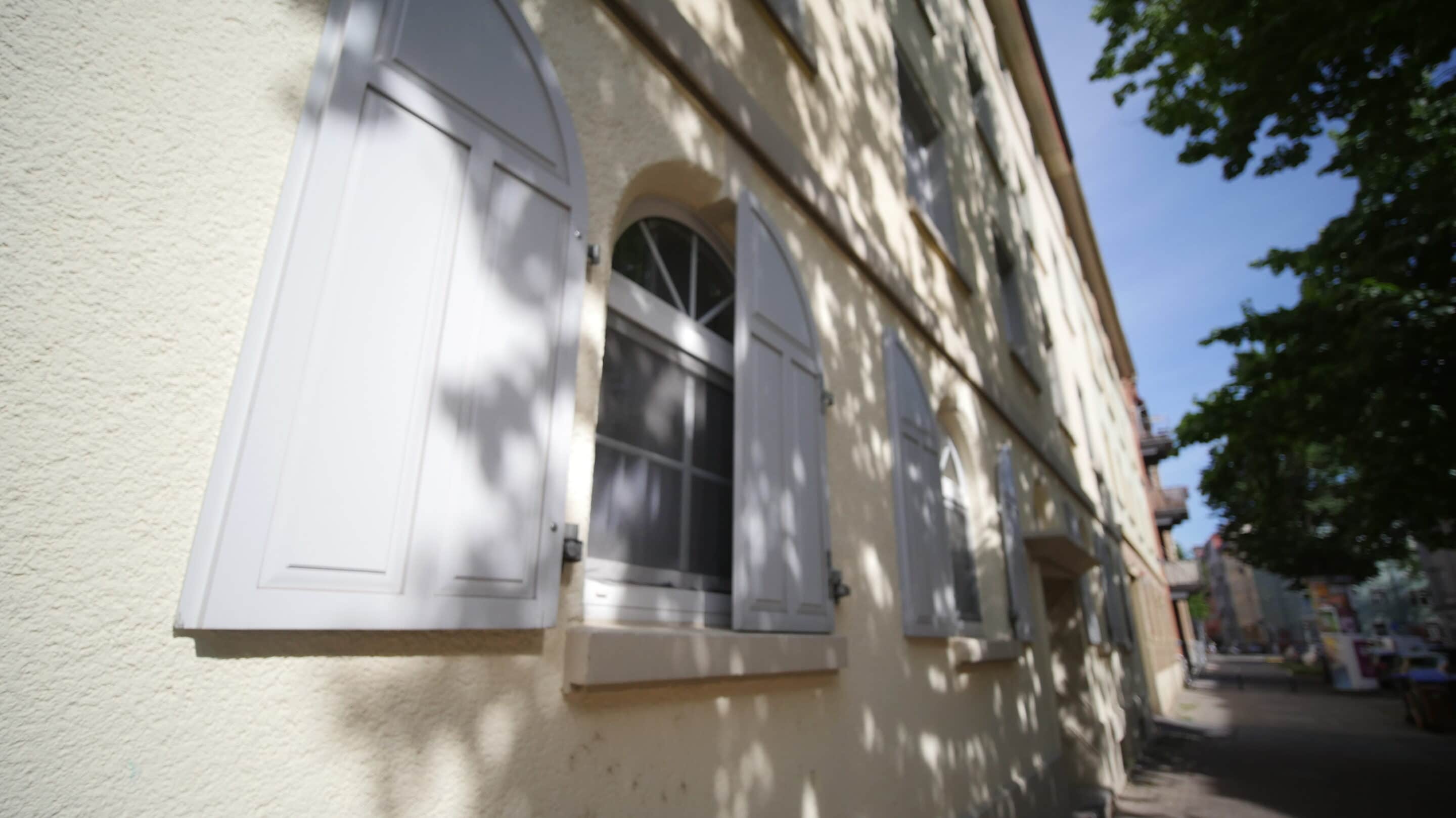 Fensterläden an einem Haus im Hanseviertel Erfurt