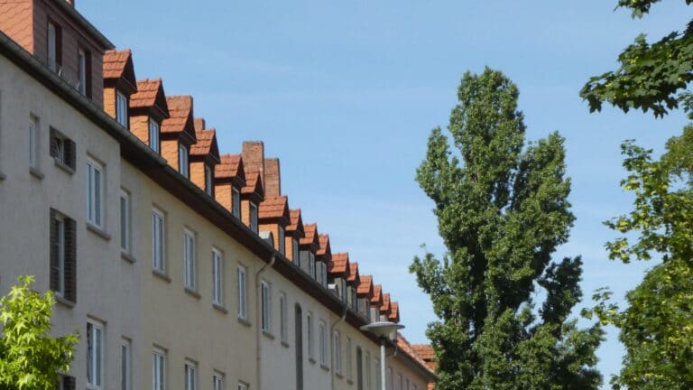 Einbrecherin tarnt sich mit Bademantel