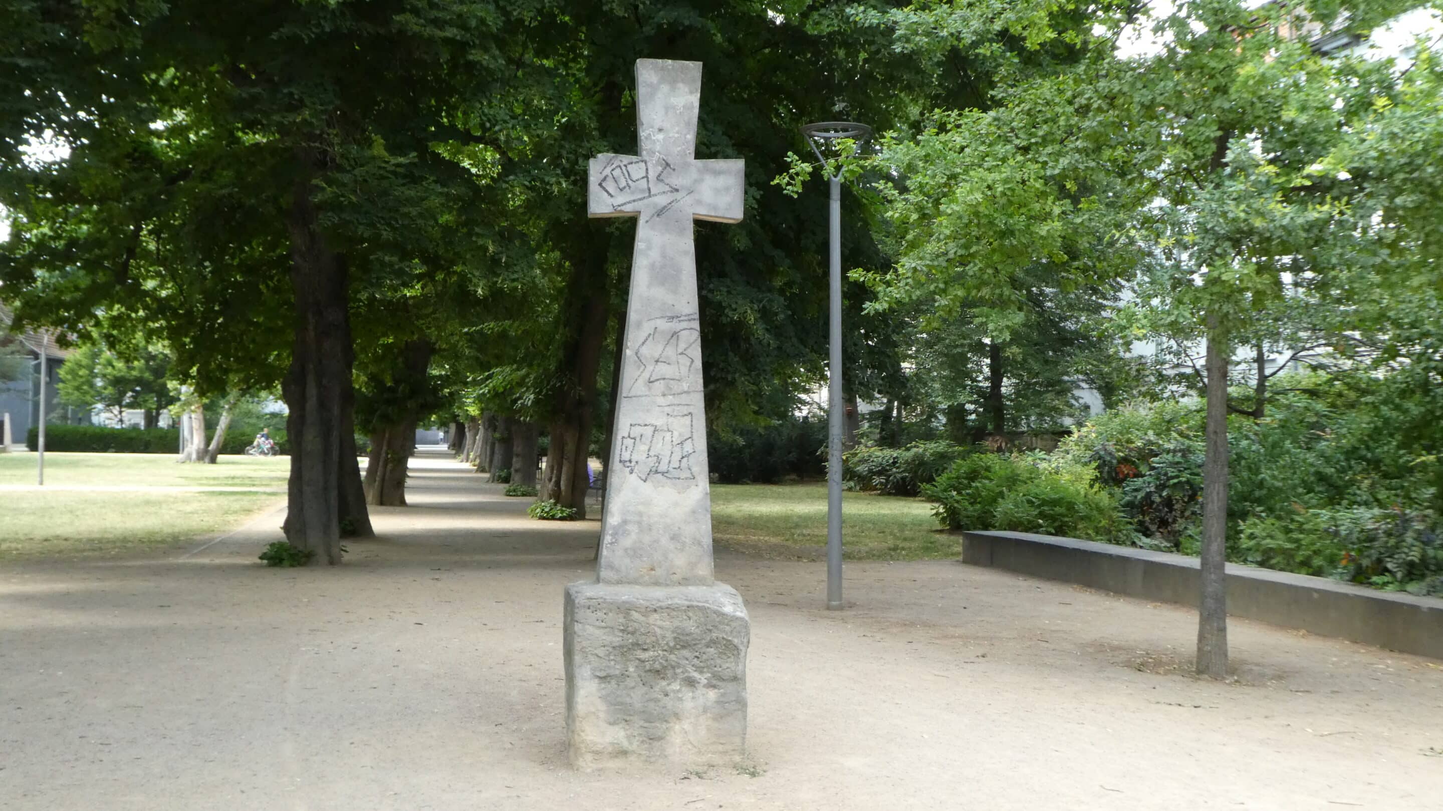 Ein steinernes Kreuz im Brühler Garten Erfurt.