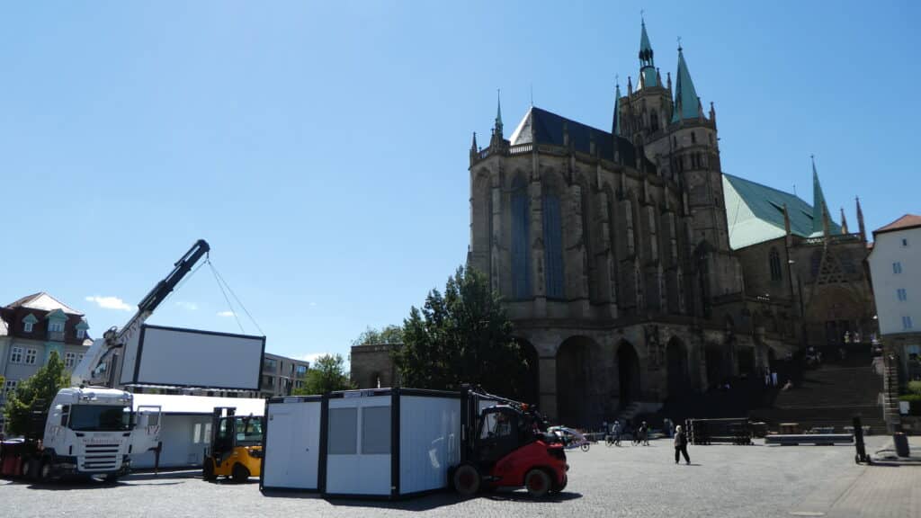 Die Domstufen Festspiele sind vorbei. Die Buehne vor dem Dom in Erfurt ist abgebaut._erfurt