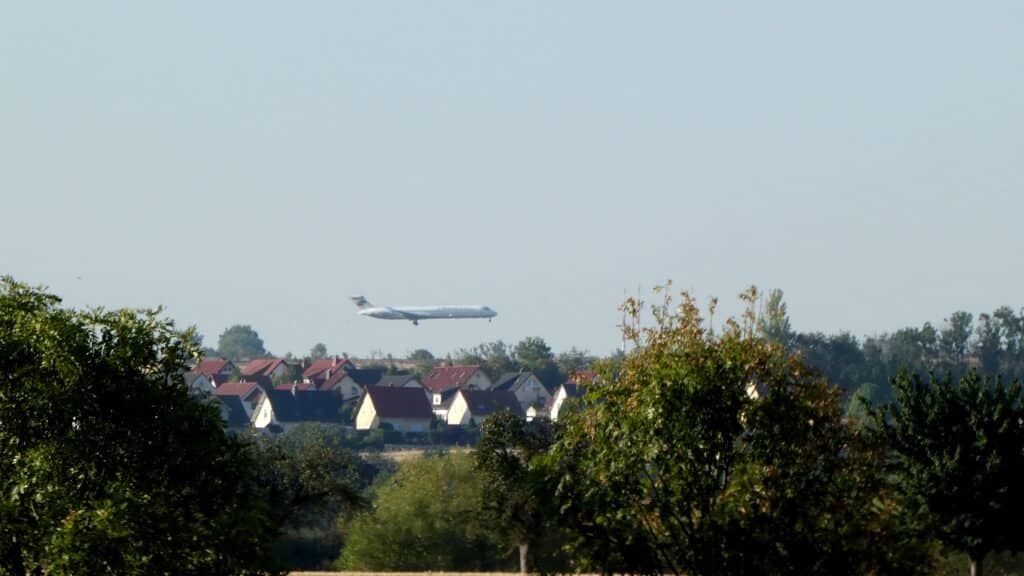 Landeanflug Flughafen Erfurt Weimar. Der Jet scheint die Daecher Marbacher Haeuser zu streifen._erfurt
