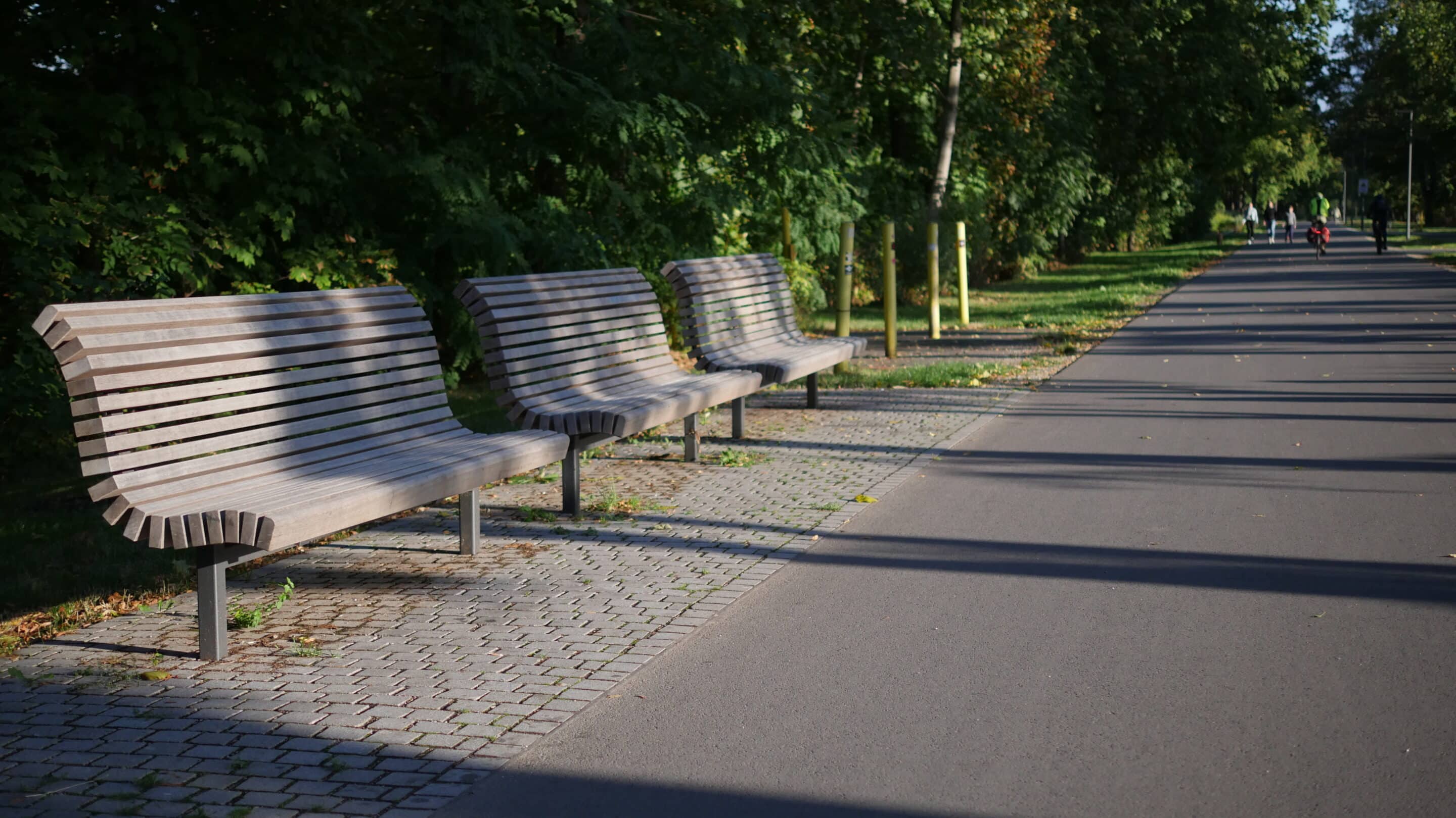 Bänke auf ehemaliger Parkfläche in der Auenstraße Erfurt am Nordpark.