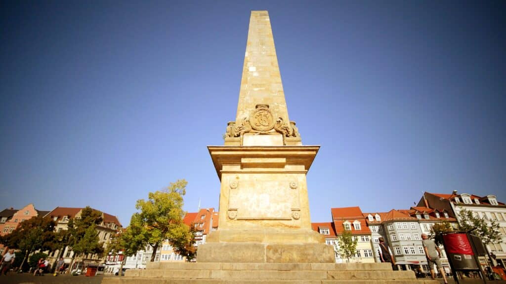 Der Erthal Obelisk auf dem Domplatz in Erfurt. Errichtet 1777._erfurt