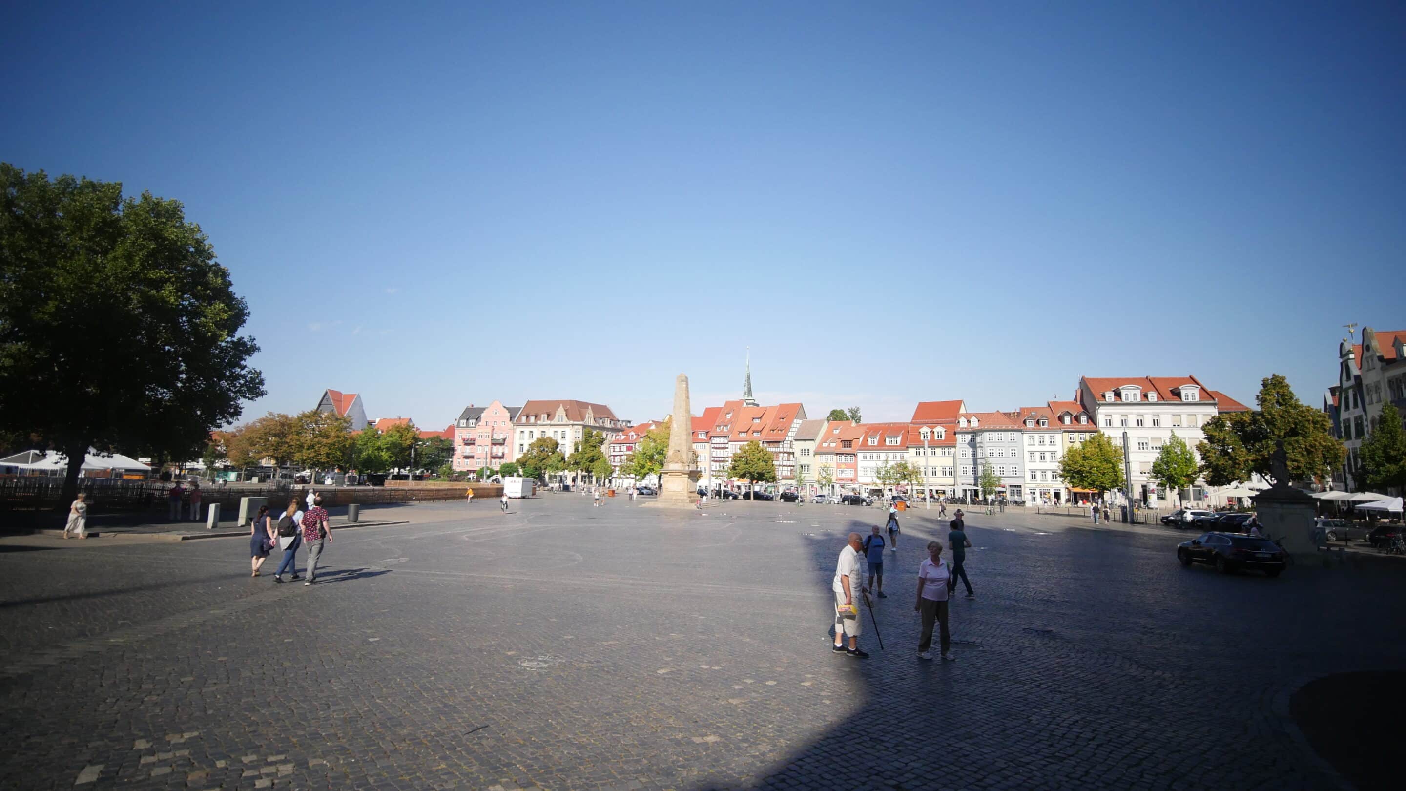 Domplatz Erfurt mit Blick auf die mittelalterliche Bebauung im Osten.