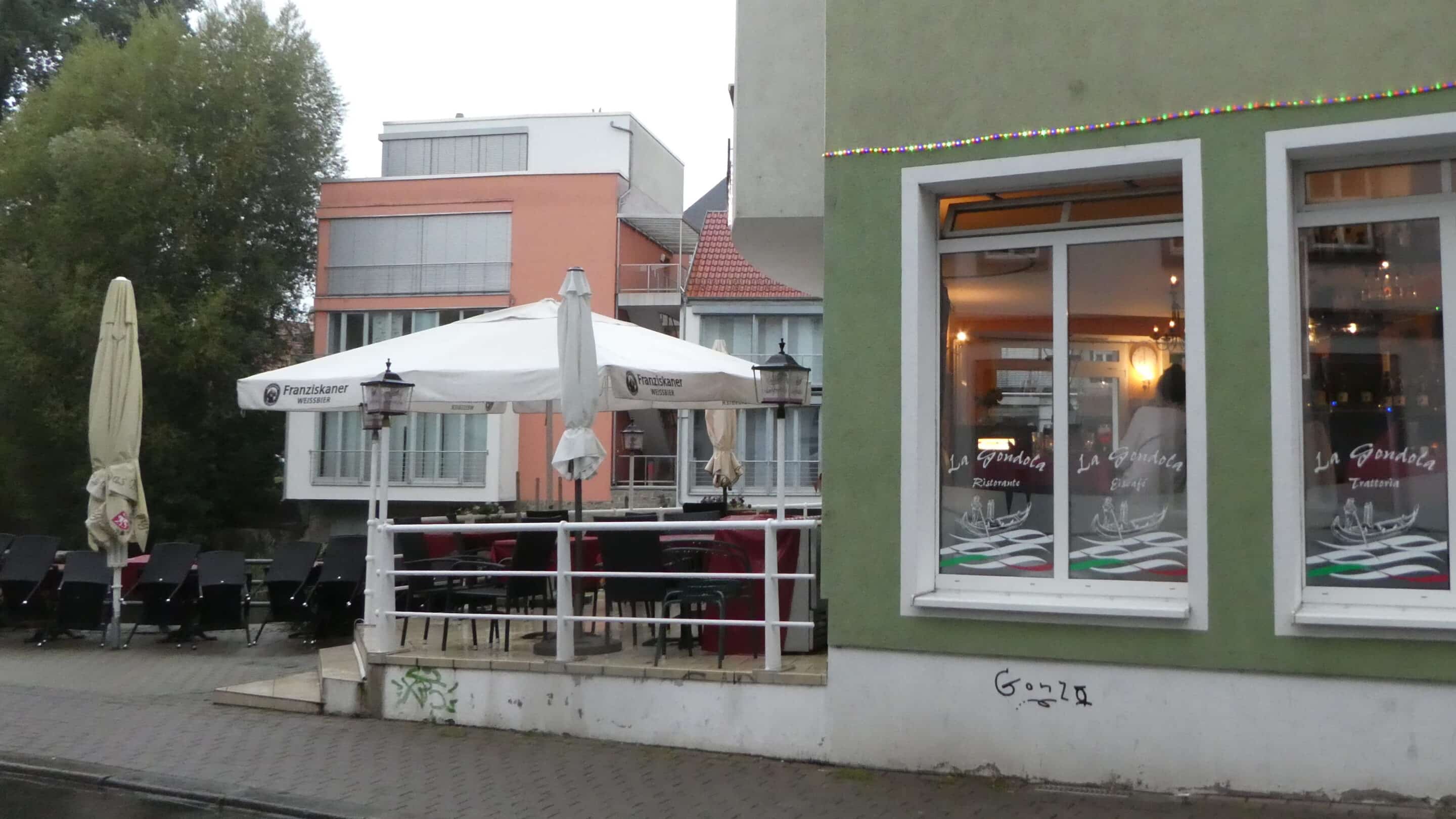 Cafe in Erfurt am Breitstrom bei Regen.