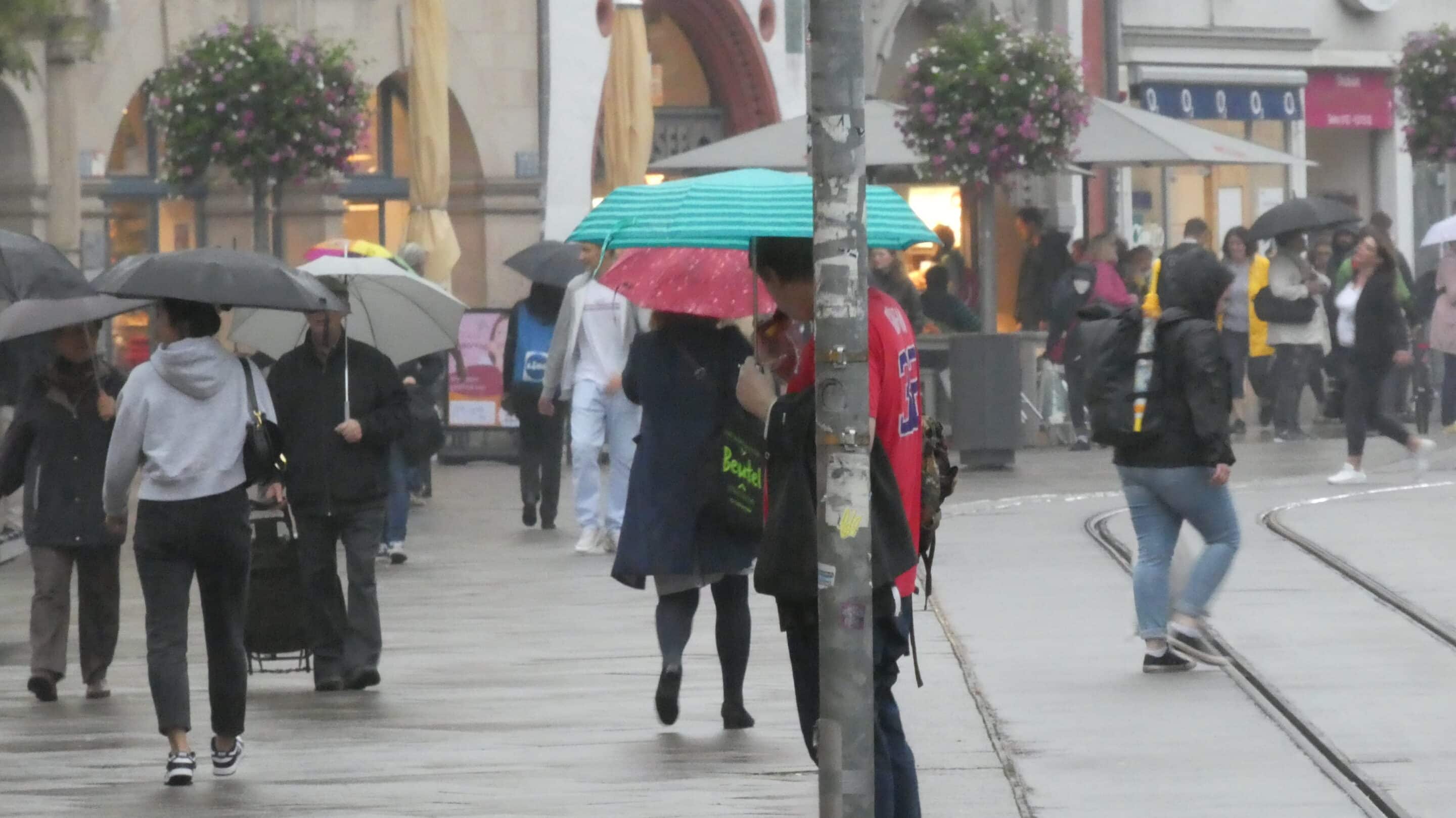 Menschen im Regen auf dem Anger Erfurt.