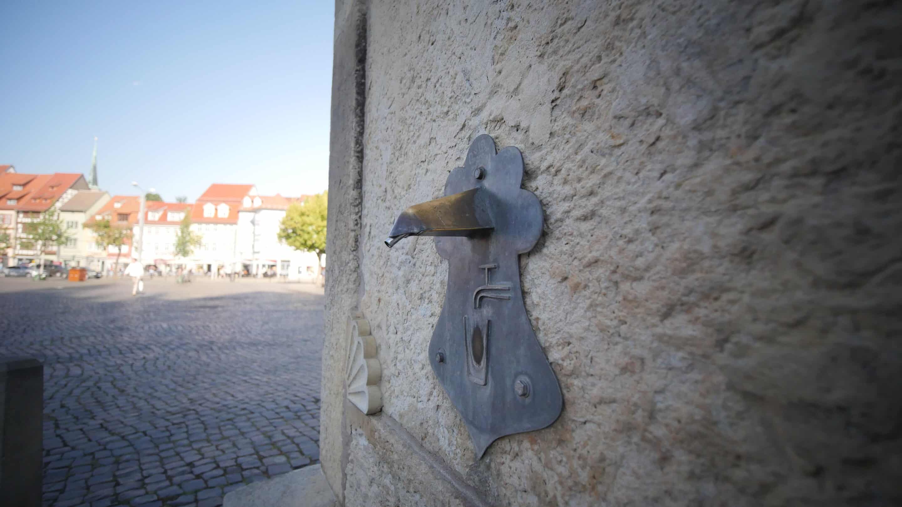 Wasserhahn am Minervabrunnen auf dem Domplatz Erfurt.