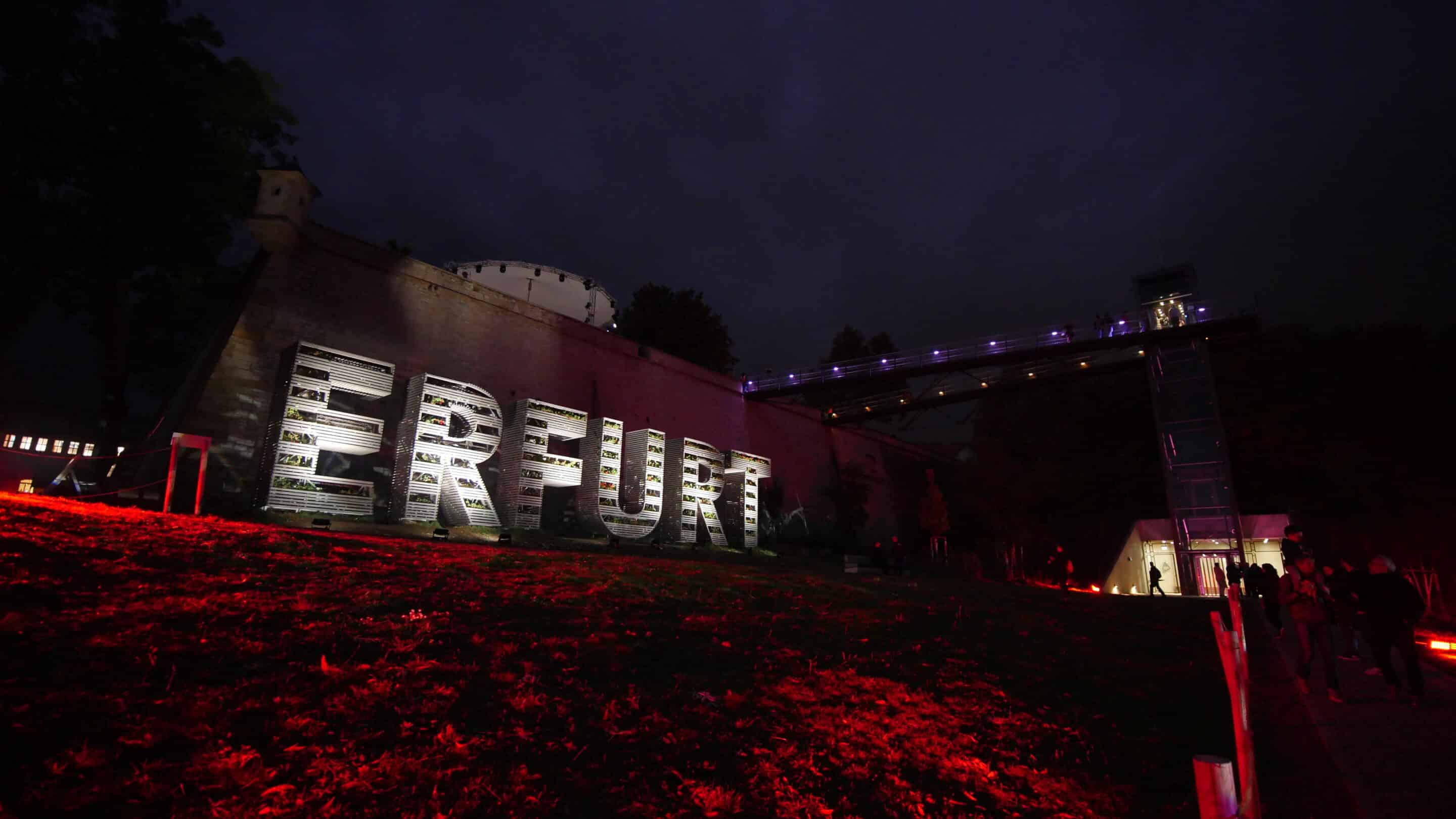 Im Dunkeln leuchtet der Erfurt Schriftzug am Petersberg zum Tag der Deutschen Einheit 2022.