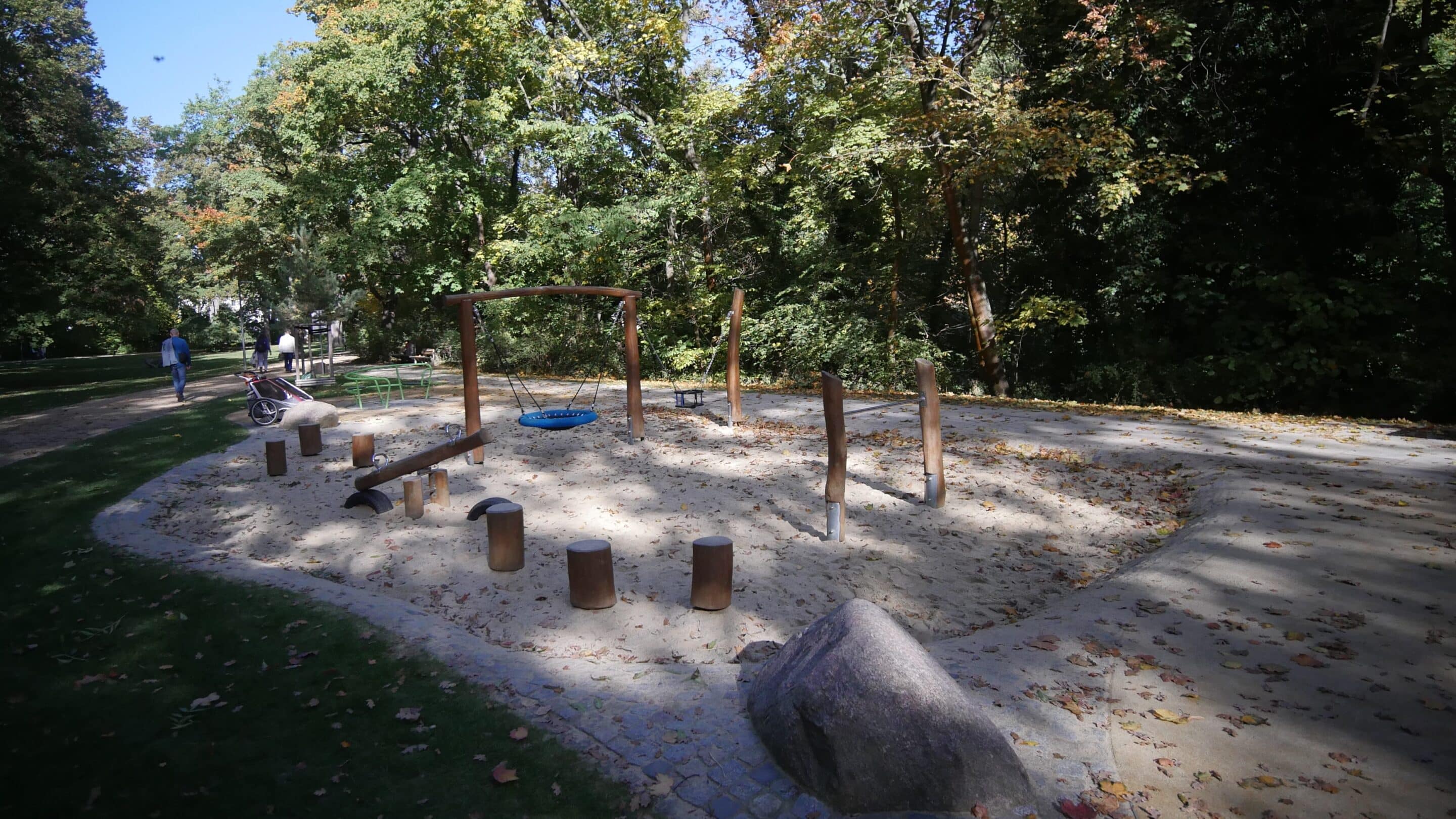 Spielplatz mit Holzelementen im Luisenpark Erfurt.