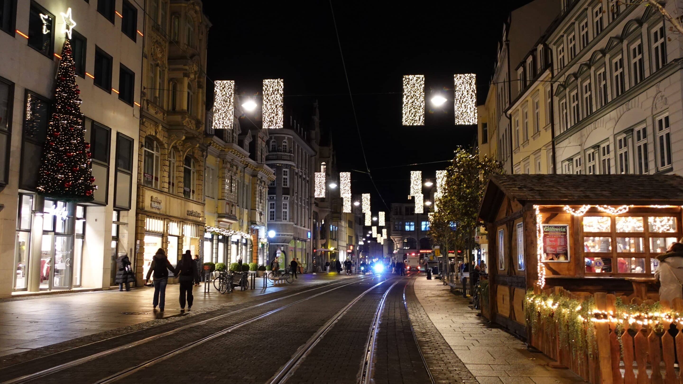 Weihnachtsschmuck am Westlichen Anger zum Weihnachtsmarkt Erfurt an einem Winterabend.