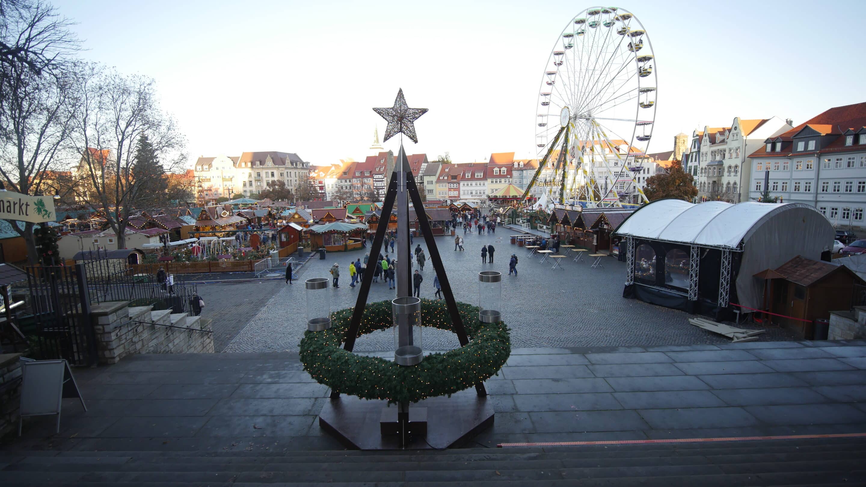 Adventskranz auf dem Weihnachtsmarkt. Domplatz Erfurt.