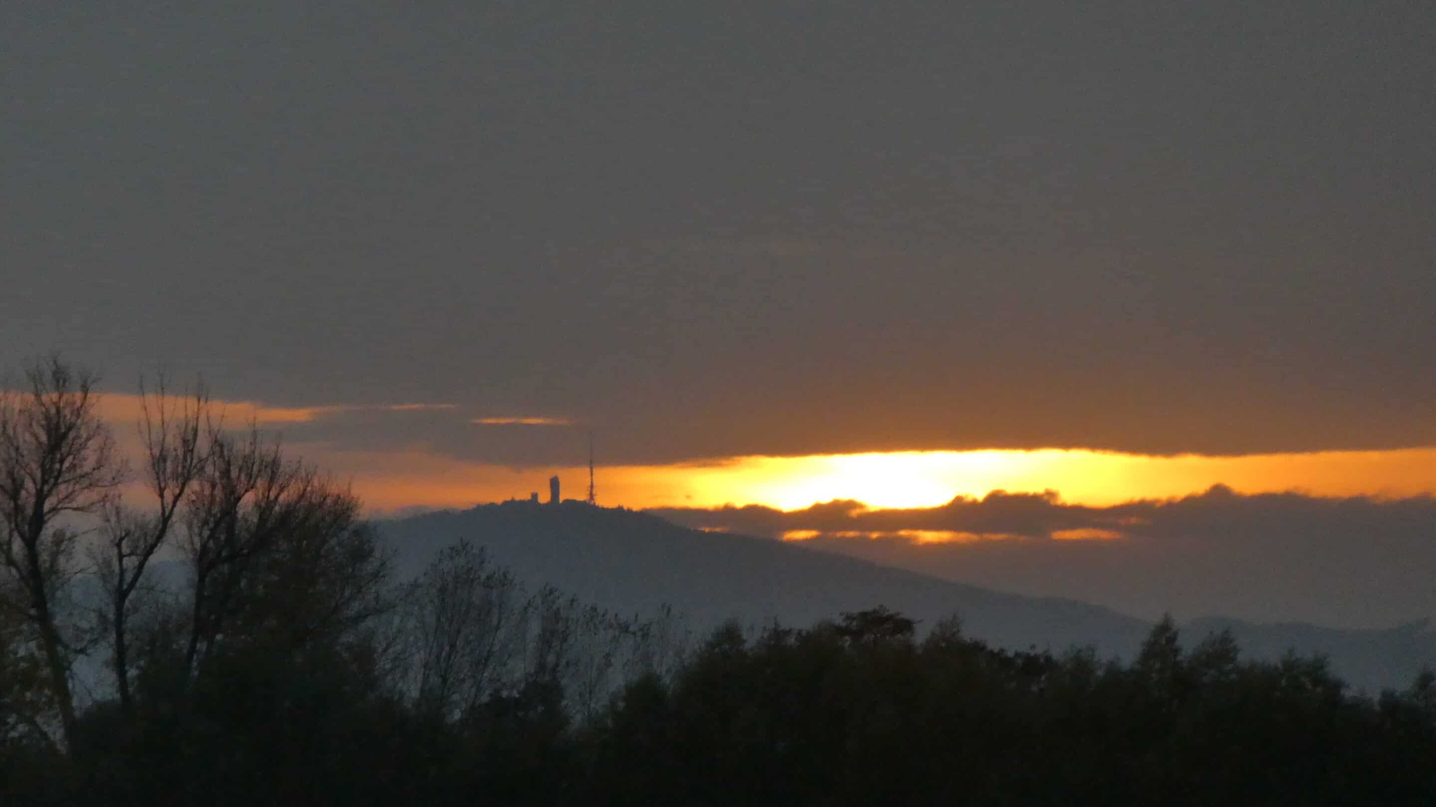Blick vom Flughafen Erfurt Weimar zum Inselsberg im Thüringer Wald bei Sonnenuntergang.