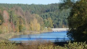 Teil der Staumauer Talsperre Heyda mit Bootsanlegestelle. 1_erfurt