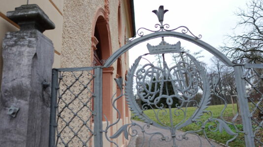 Tor mit Wappen Schloss Belvedere Weimar scaled_erfurt