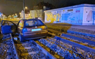 LPI-EF: Erneut Pkw im Gleisbett gelandet